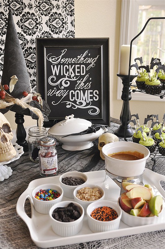 Halloween Roast party table