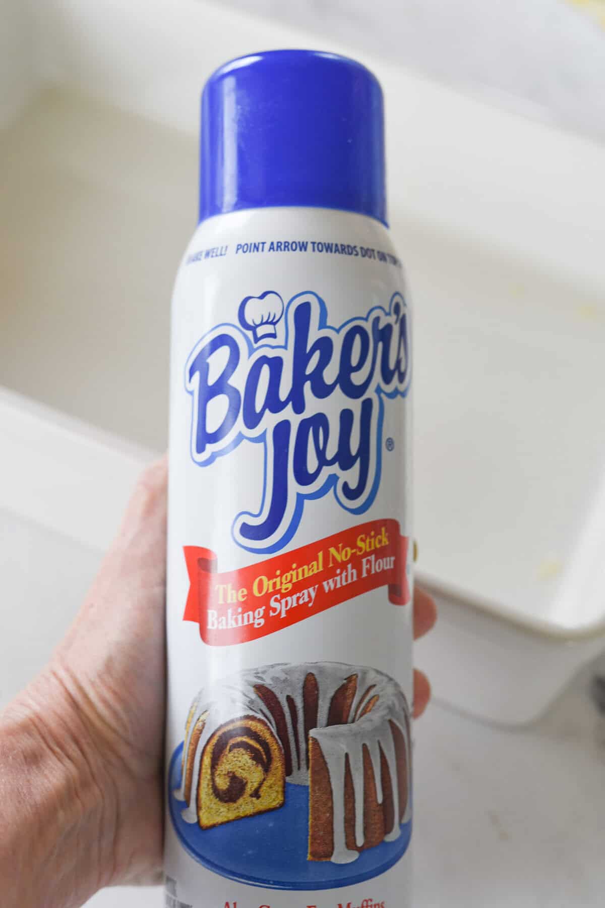 hand holding a can of bakers joy spray
